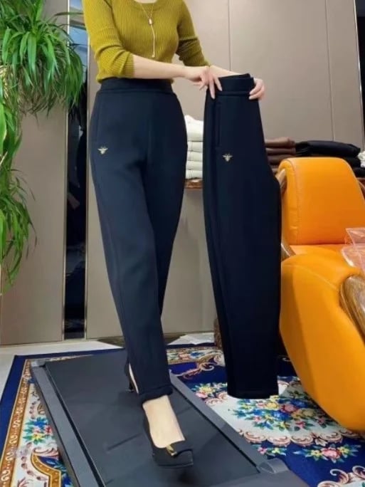 Loose-fitting high-waisted slacks